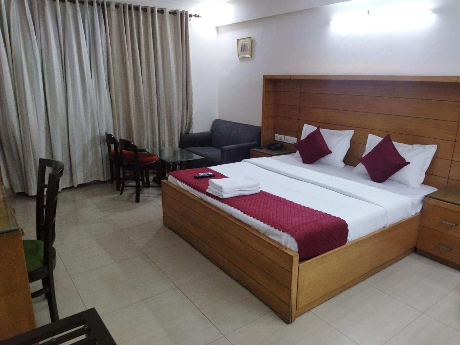 Hotel Signature Plaza à New Delhi Extérieur photo
